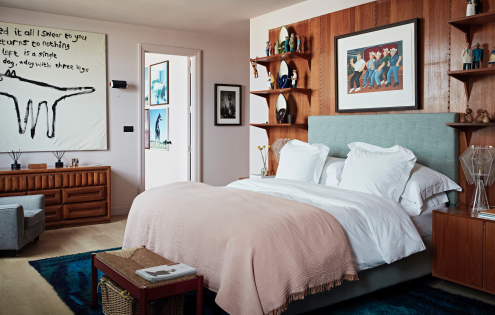 На фото: хозяйская спальня среднего размера в стиле фьюжн с розовыми стенами, светлым паркетным полом, бежевым полом и деревянными стенами с