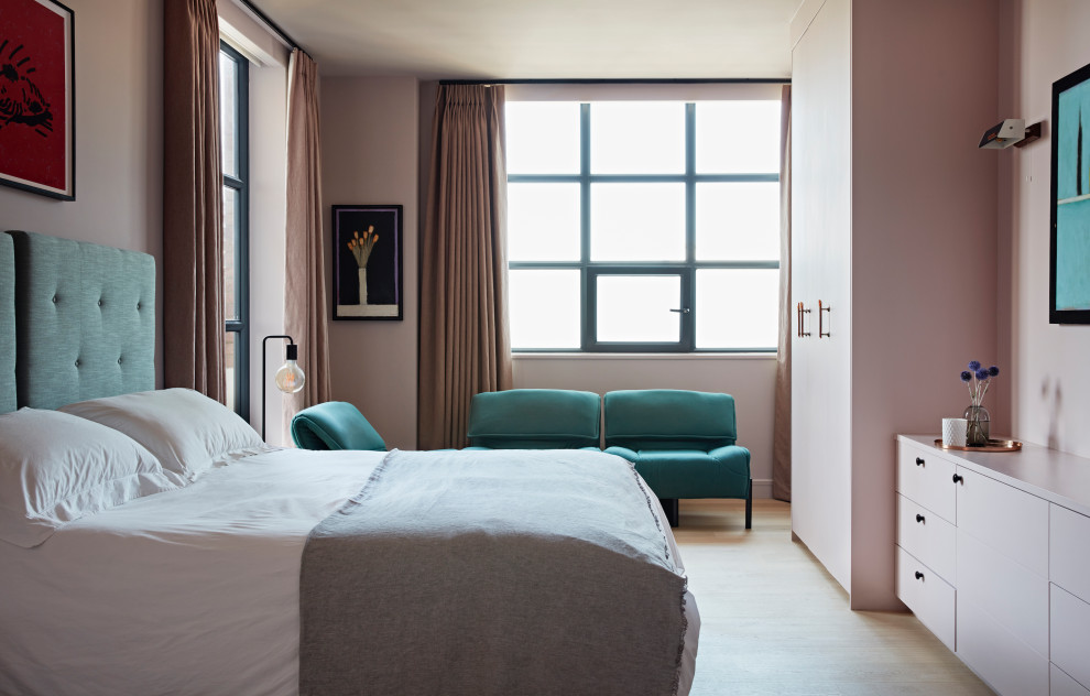 Cette photo montre une chambre d'amis éclectique de taille moyenne avec un mur rose, parquet clair et un sol beige.