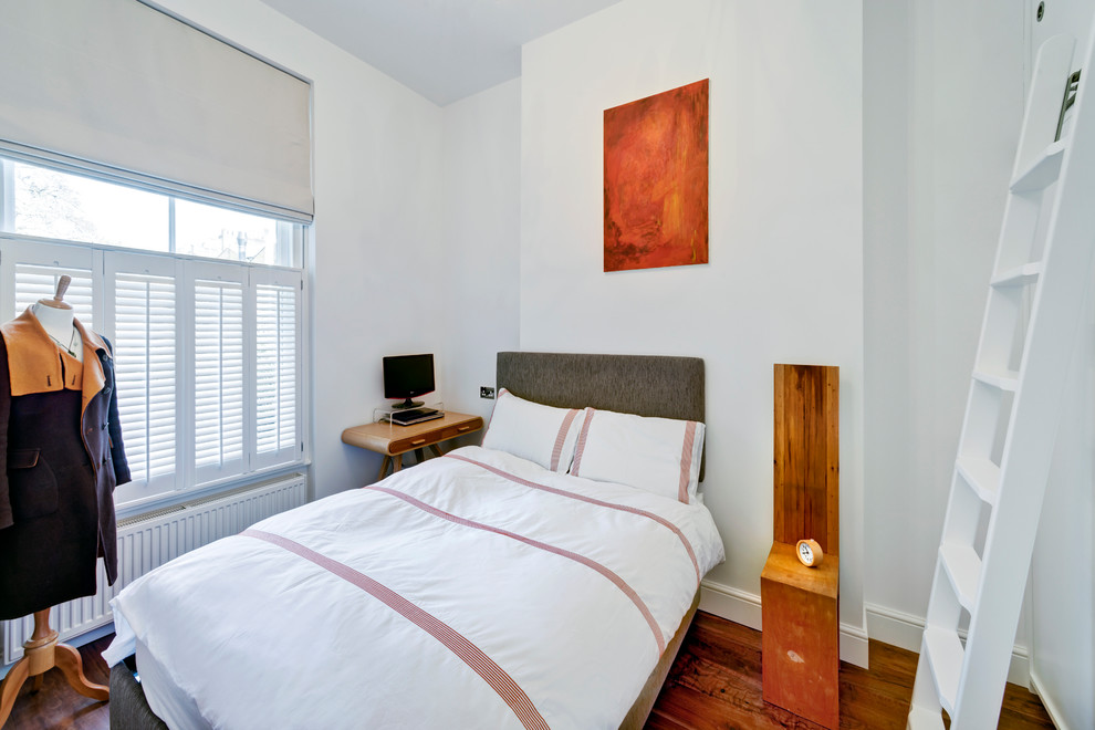 Стильный дизайн: маленькая хозяйская спальня в современном стиле с белыми стенами и светлым паркетным полом для на участке и в саду - последний тренд