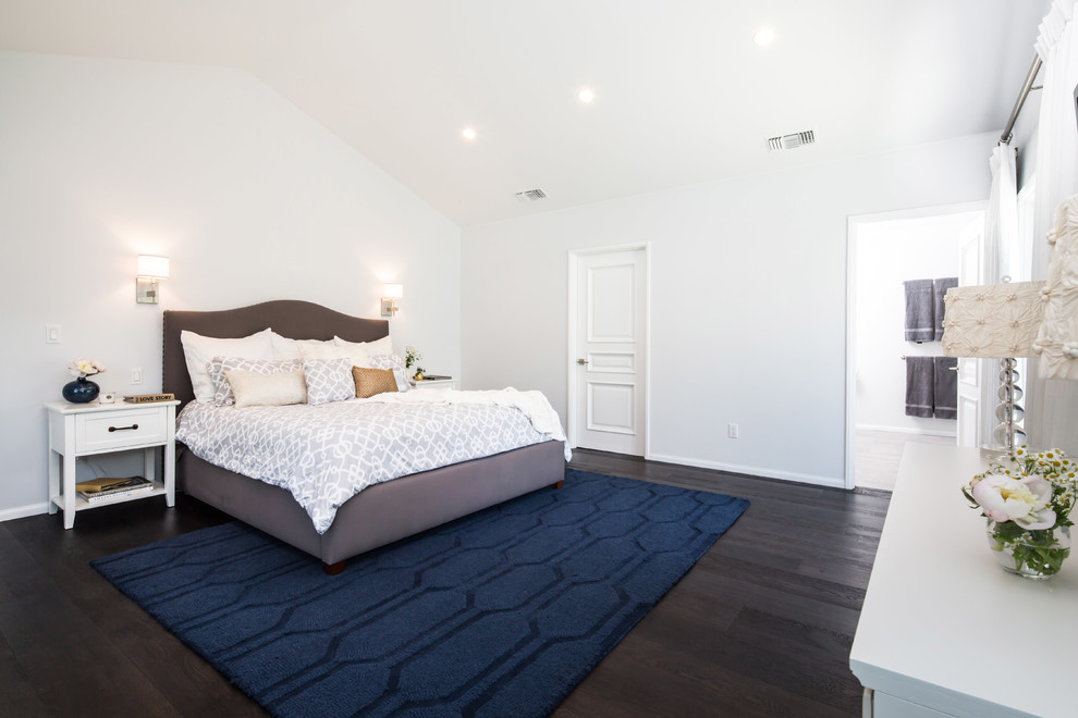 На фото: большая хозяйская спальня в стиле неоклассика (современная классика) с белыми стенами и темным паркетным полом с