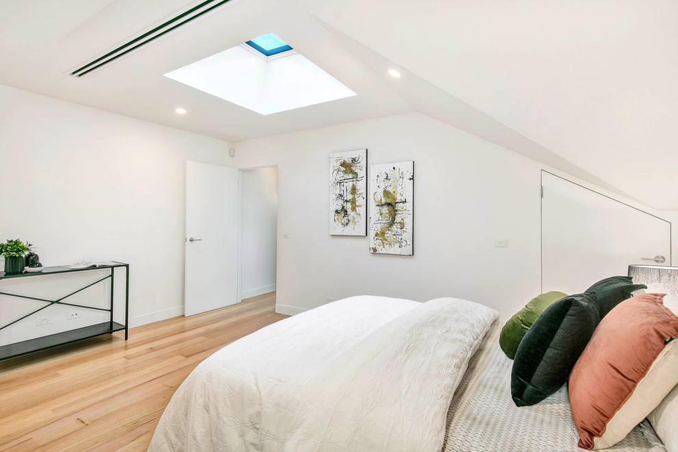Idee per una camera da letto contemporanea di medie dimensioni con pareti bianche, pavimento in legno massello medio e pavimento marrone
