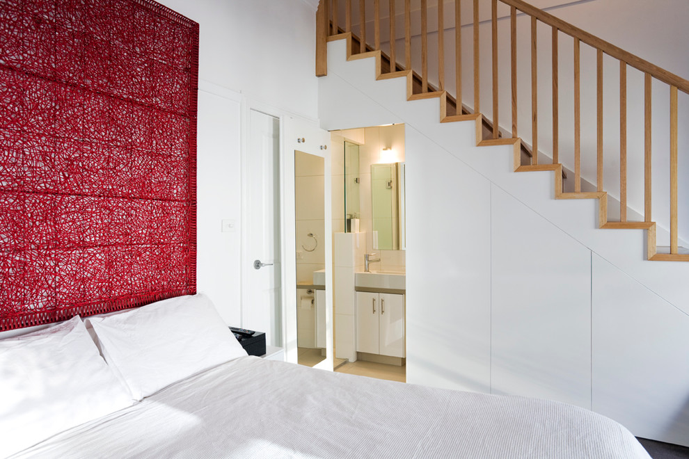 メルボルンにあるコンテンポラリースタイルのおしゃれな寝室 (白い壁、カーペット敷き) のレイアウト
