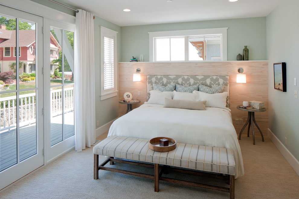 グランドラピッズにある中くらいなビーチスタイルのおしゃれな主寝室 (緑の壁、カーペット敷き、暖炉なし、茶色い床) のインテリア