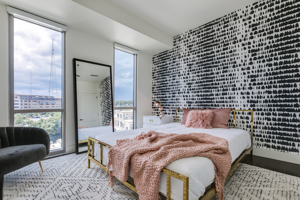 Cette image montre une chambre parentale design avec un mur multicolore, parquet foncé et aucune cheminée.