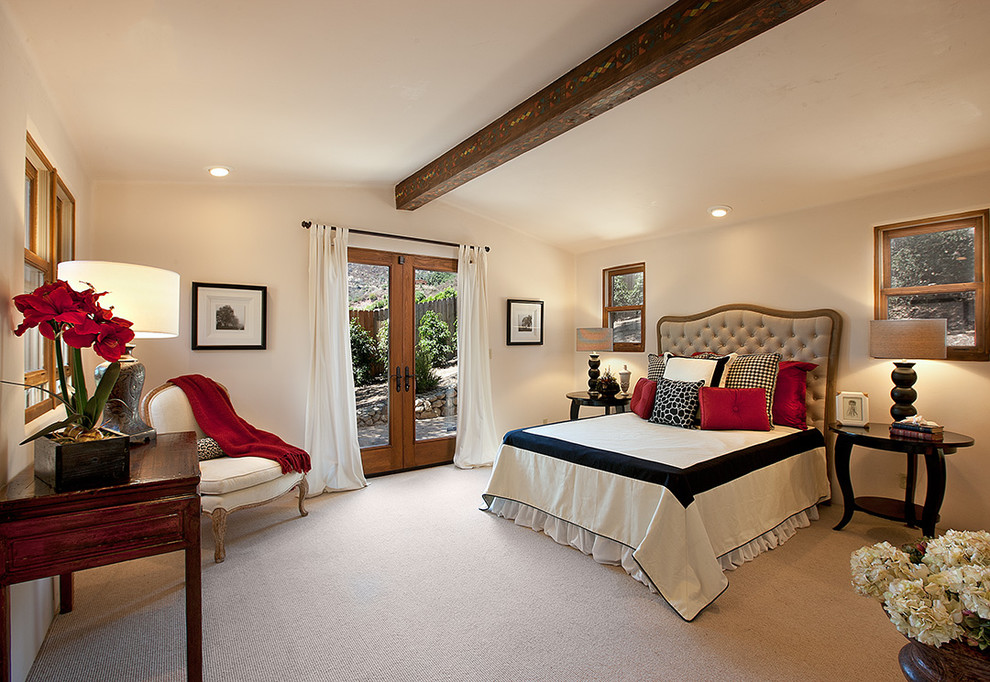 На фото: спальня в классическом стиле с белыми стенами и ковровым покрытием без камина с
