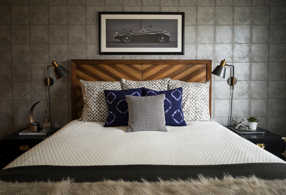 Пример оригинального дизайна: хозяйская спальня среднего размера в современном стиле с серыми стенами, полом из винила и коричневым полом