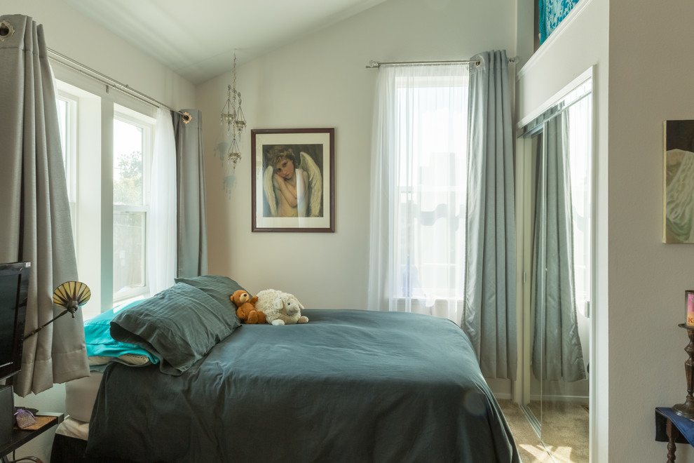 Modernes Schlafzimmer ohne Kamin, im Loft-Style mit weißer Wandfarbe, Teppichboden und beigem Boden in San Francisco