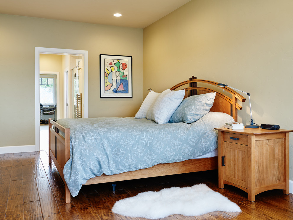 Aménagement d'une chambre parentale classique de taille moyenne avec un mur beige et un sol en bois brun.