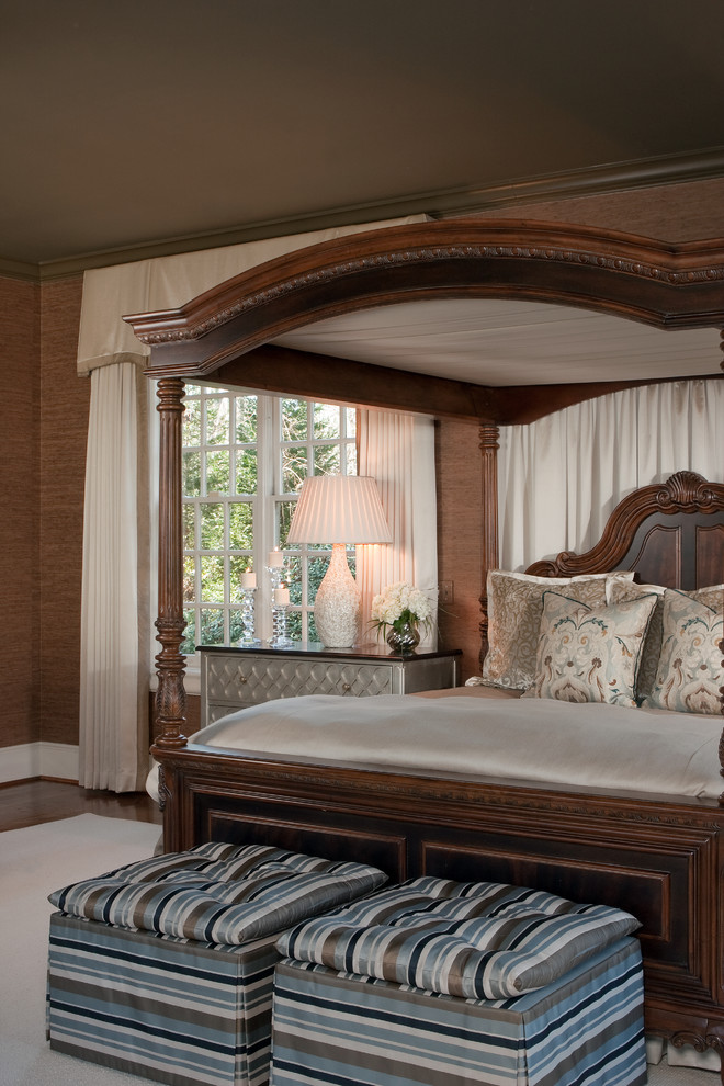 Пример оригинального дизайна: хозяйская спальня в классическом стиле с коричневыми стенами