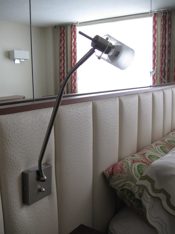 Foto de dormitorio principal actual con paredes beige y moqueta