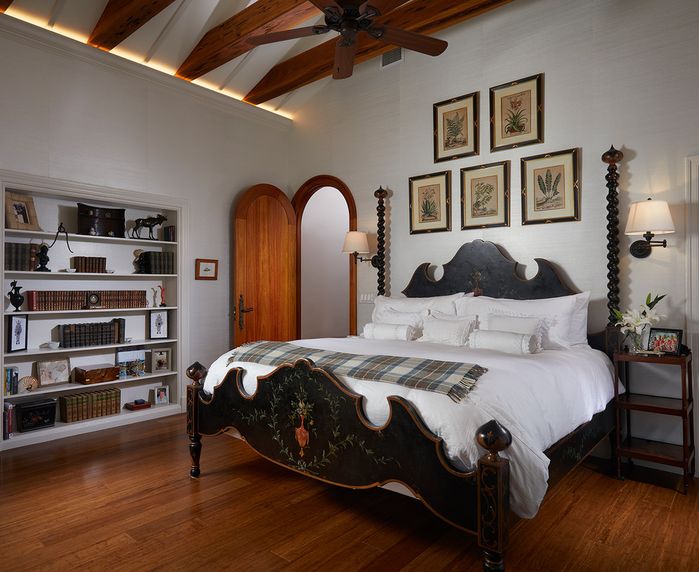Idee per una camera da letto mediterranea con pareti grigie, parquet scuro e pavimento marrone