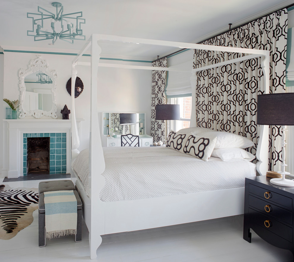 Пример оригинального дизайна: гостевая спальня среднего размера, (комната для гостей) в морском стиле с белыми стенами, деревянным полом и белым полом
