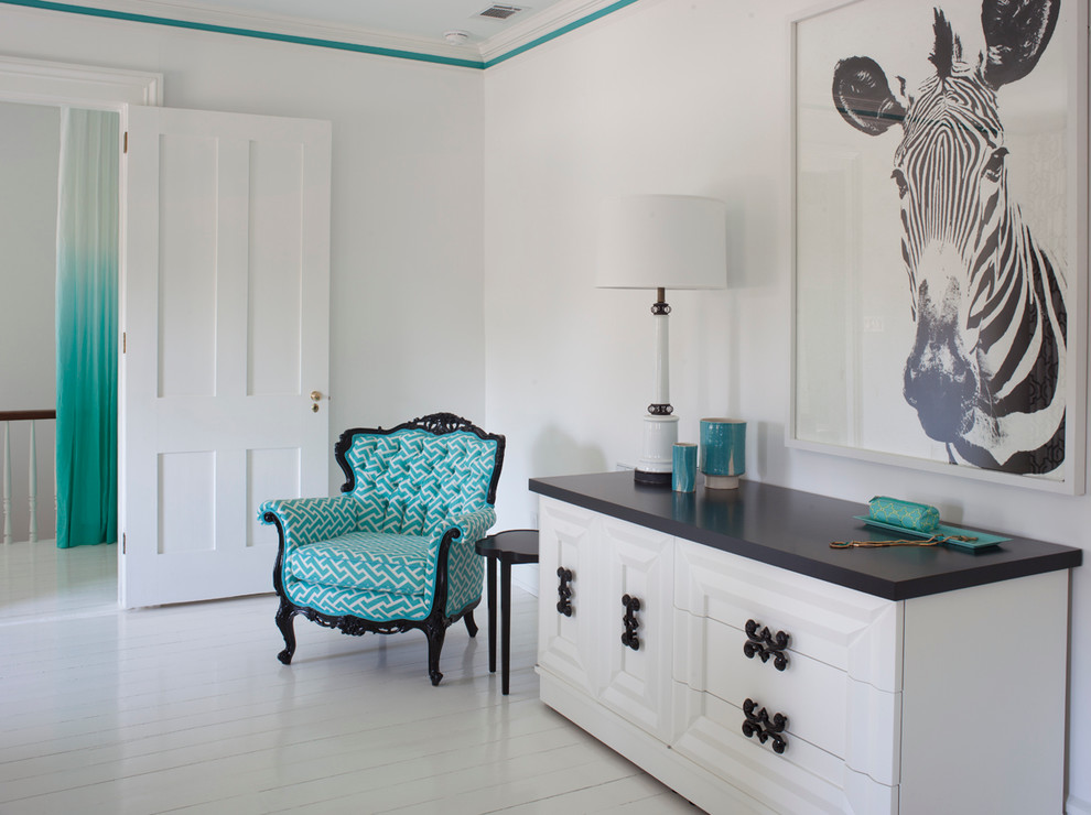 Esempio di una camera degli ospiti contemporanea di medie dimensioni con pareti bianche e pavimento in legno verniciato