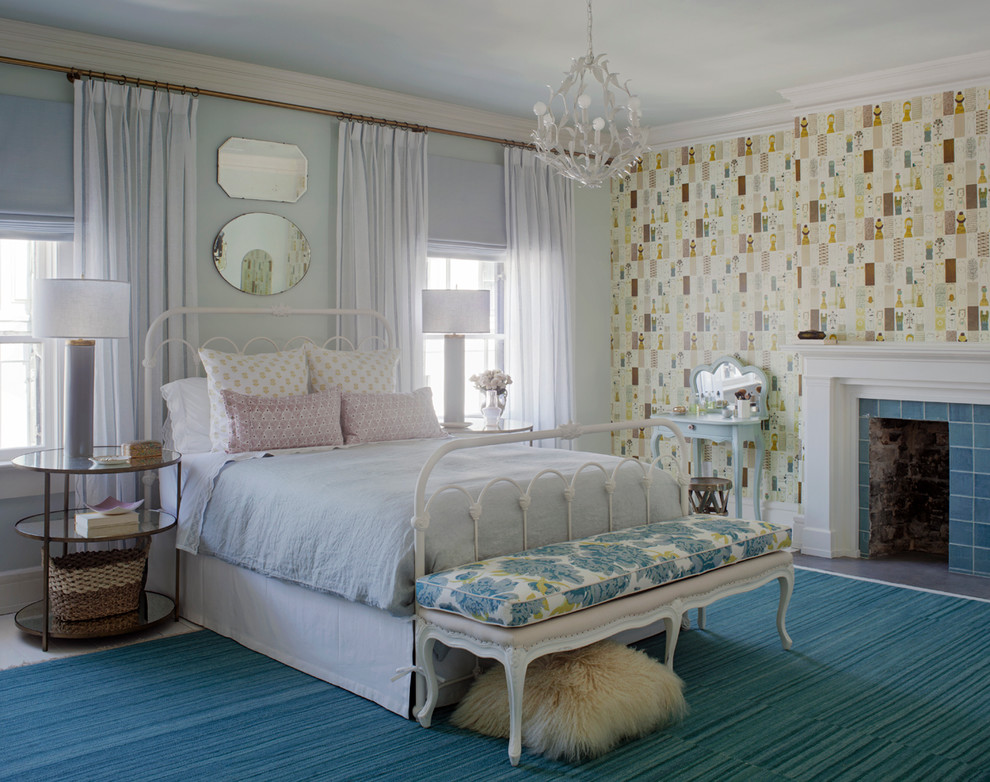 Пример оригинального дизайна: гостевая спальня среднего размера, (комната для гостей) в современном стиле с разноцветными стенами, стандартным камином, фасадом камина из плитки и ковровым покрытием