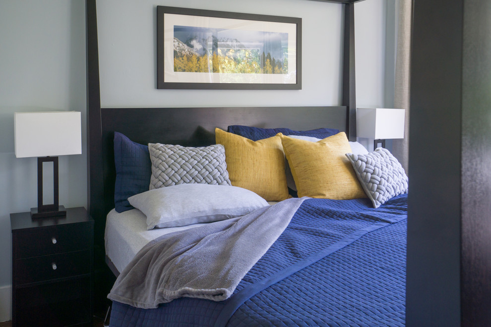 На фото: маленькая хозяйская спальня в стиле неоклассика (современная классика) с синими стенами и темным паркетным полом для на участке и в саду с