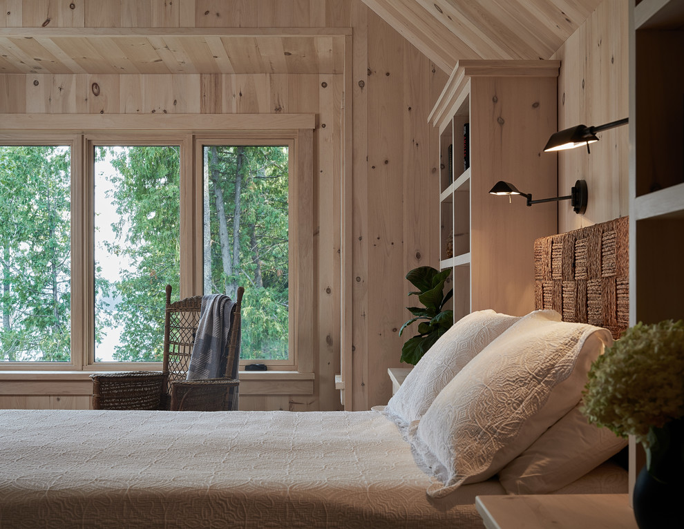 Imagen de dormitorio principal moderno de tamaño medio sin chimenea con paredes beige, moqueta y suelo beige