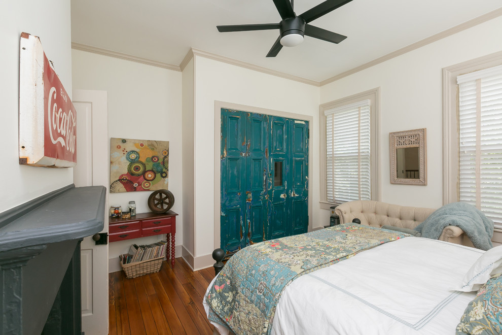Imagen de dormitorio principal de estilo americano de tamaño medio con paredes blancas y suelo de madera en tonos medios