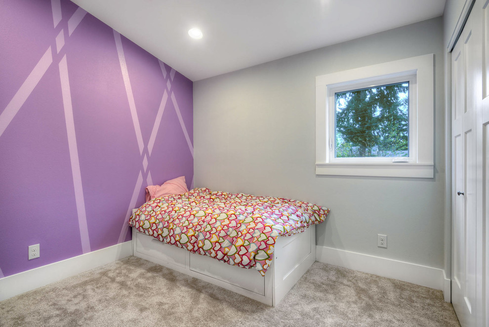 Immagine di una camera da letto moderna di medie dimensioni con pareti viola e moquette