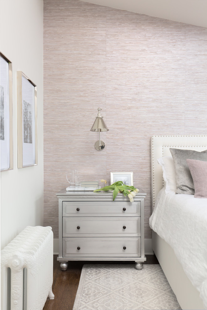 Imagen de dormitorio principal clásico renovado de tamaño medio con paredes púrpuras, suelo de madera en tonos medios y suelo marrón