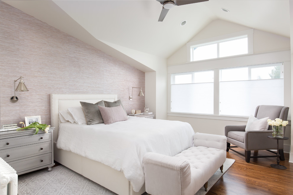 Modelo de dormitorio principal clásico renovado de tamaño medio con paredes púrpuras y suelo de madera en tonos medios