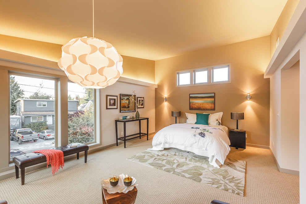 シアトルにあるコンテンポラリースタイルのおしゃれな寝室 (ベージュの壁、カーペット敷き、暖炉なし) のレイアウト