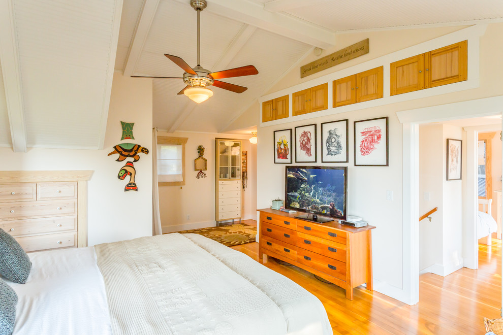 Idee per una camera da letto stile marino con pareti beige e pavimento in legno massello medio
