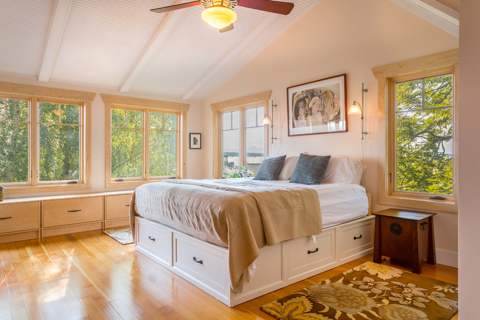 Cette photo montre une chambre bord de mer avec un mur beige, un sol en bois brun et aucune cheminée.