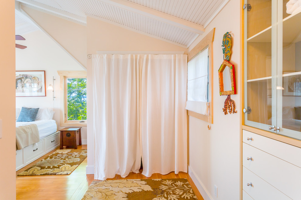 Maritimes Schlafzimmer mit beiger Wandfarbe und braunem Holzboden in Seattle