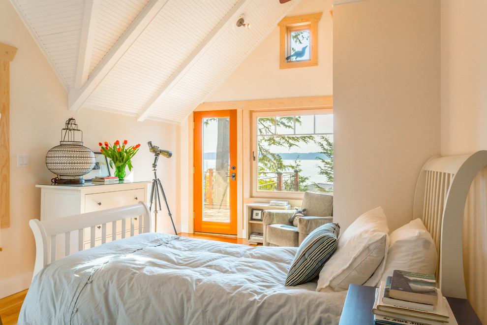 Ispirazione per una camera da letto stile marino con pareti beige e pavimento in legno massello medio
