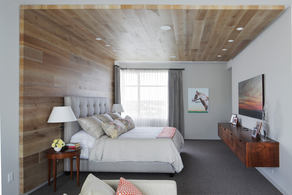 Идея дизайна: хозяйская спальня в современном стиле с ковровым покрытием и серым полом без камина