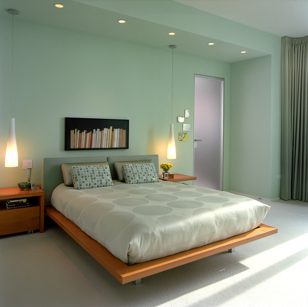 Ispirazione per una camera da letto contemporanea con pareti verdi