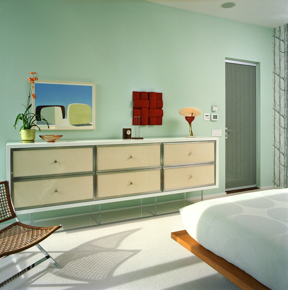 Пример оригинального дизайна: спальня в современном стиле с зелеными стенами и акцентной стеной