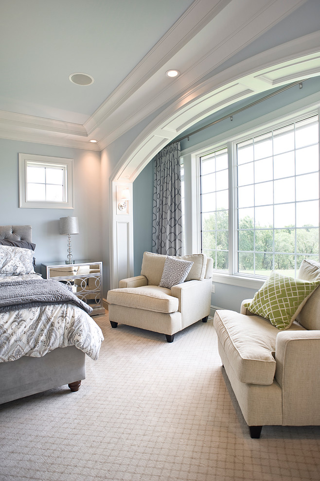 На фото: большая хозяйская спальня в стиле неоклассика (современная классика) с синими стенами и ковровым покрытием без камина с