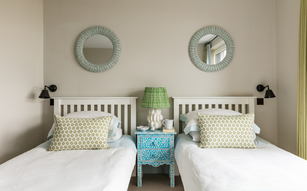 ロンドンにある中くらいなビーチスタイルのおしゃれな客用寝室 (ベージュの壁、カーペット敷き、ベージュの床)