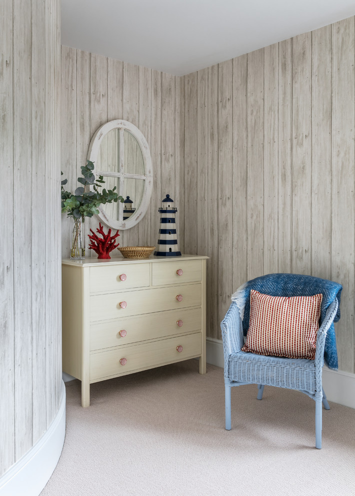 Idee per una piccola camera da letto costiera con pareti beige, moquette e pavimento beige
