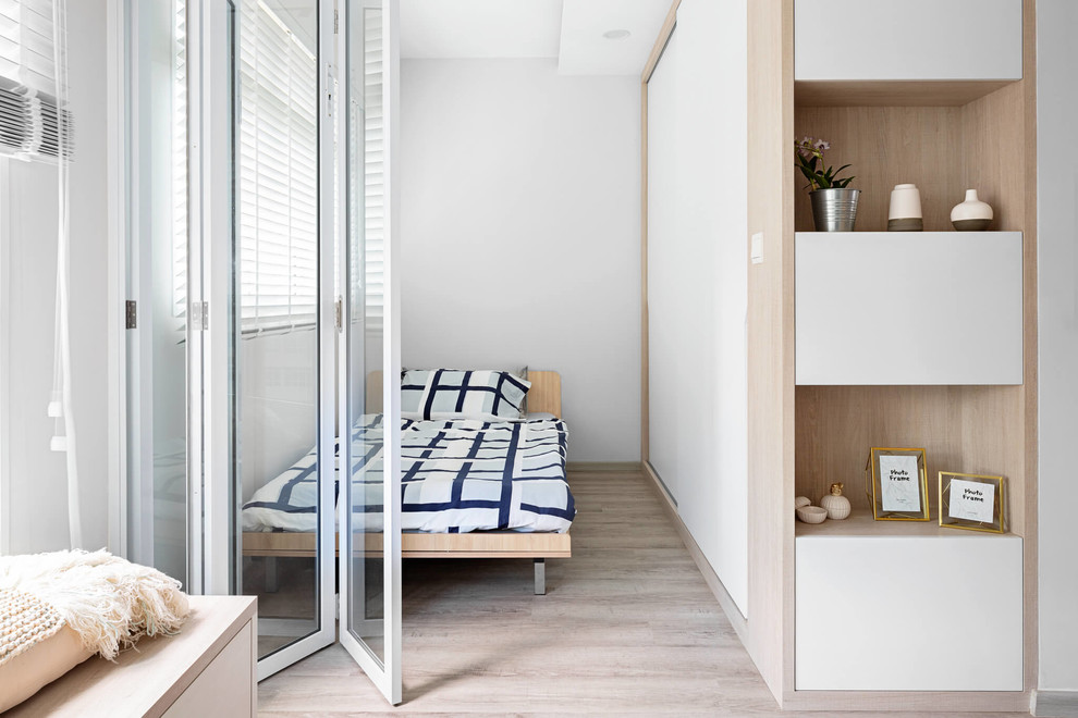 Modernes Schlafzimmer mit weißer Wandfarbe und grauem Boden in Singapur