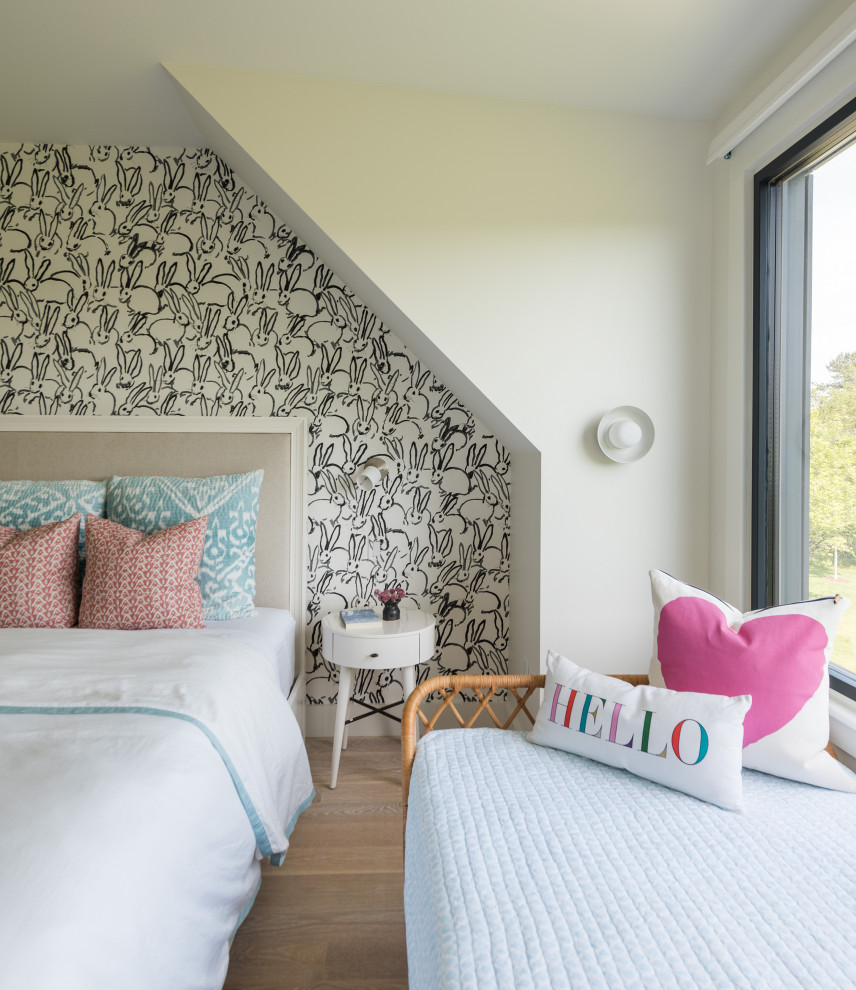 Foto de dormitorio costero con paredes blancas, suelo de madera en tonos medios, suelo marrón y papel pintado
