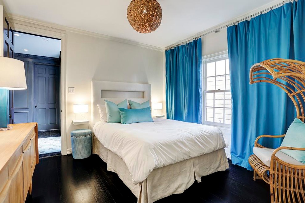 Esempio di una camera da letto chic con pareti bianche, parquet scuro e pavimento marrone