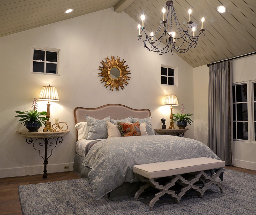 На фото: хозяйская спальня среднего размера в средиземноморском стиле с белыми стенами и темным паркетным полом с