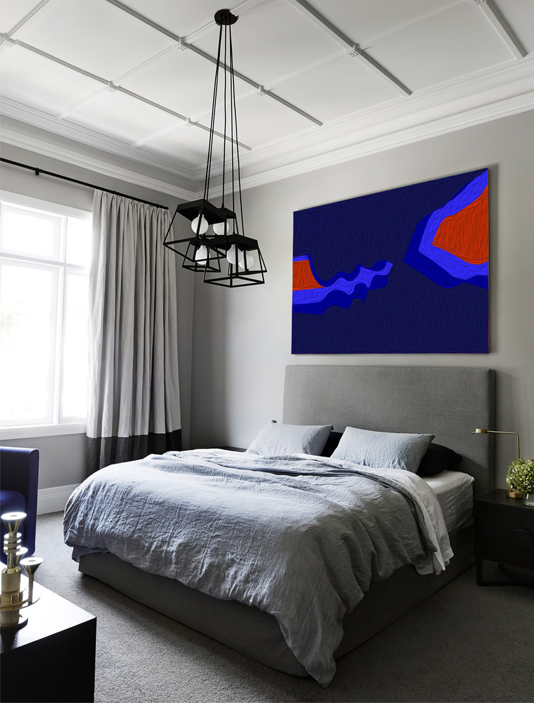 Свежая идея для дизайна: спальня в современном стиле с серыми стенами, ковровым покрытием и серым полом без камина - отличное фото интерьера