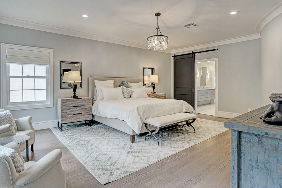 ヒューストンにある中くらいなトランジショナルスタイルのおしゃれな主寝室 (グレーの壁、淡色無垢フローリング、茶色い床、照明、グレーとブラウン) のレイアウト