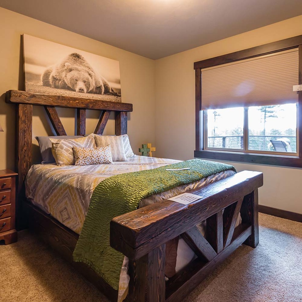 На фото: гостевая спальня среднего размера, (комната для гостей) в стиле рустика с бежевыми стенами, ковровым покрытием и бежевым полом с