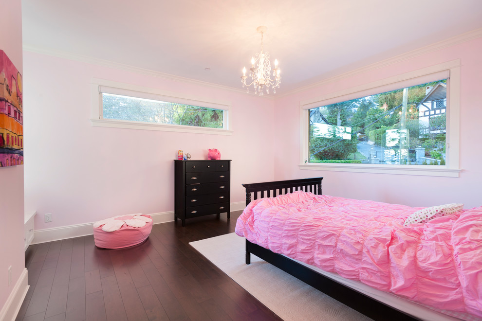 Idéer för stora vintage gästrum, med rosa väggar och mellanmörkt trägolv