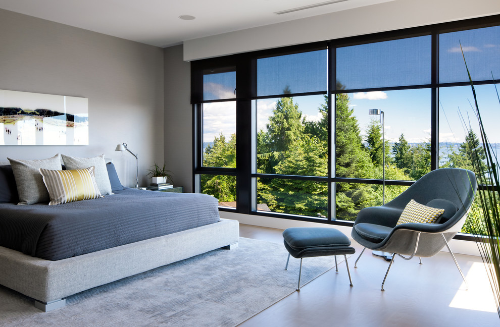 Modernes Schlafzimmer mit grauer Wandfarbe in Vancouver