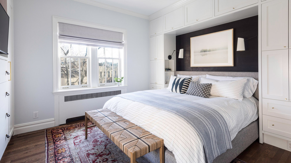 Modelo de dormitorio principal clásico renovado pequeño con paredes grises, suelo marrón y suelo de madera oscura