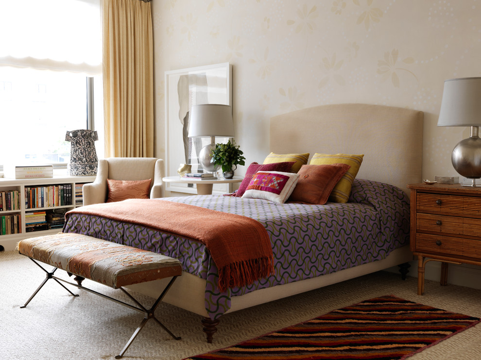 Ejemplo de dormitorio principal tradicional de tamaño medio sin chimenea con paredes beige y moqueta