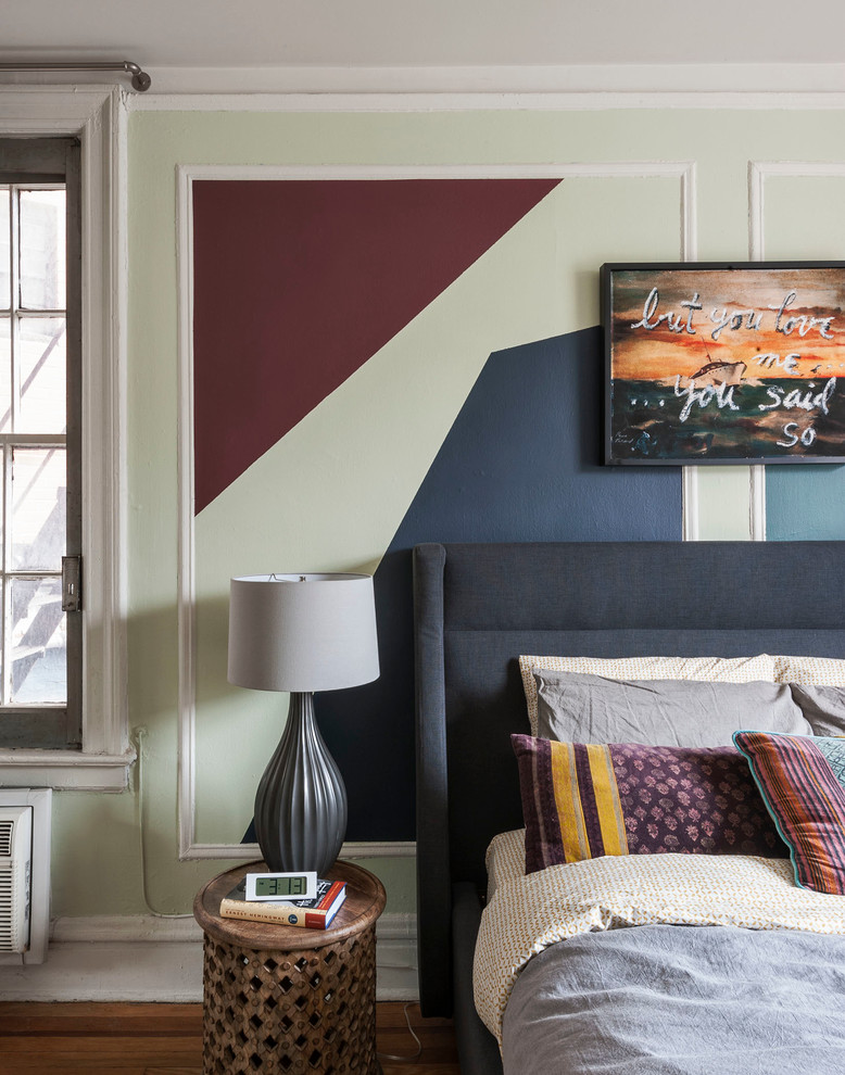 Diseño de dormitorio principal bohemio de tamaño medio con paredes multicolor y suelo de madera en tonos medios