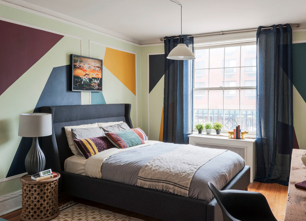 Стильный дизайн: хозяйская спальня среднего размера в стиле фьюжн с разноцветными стенами, паркетным полом среднего тона и синими шторами - последний тренд