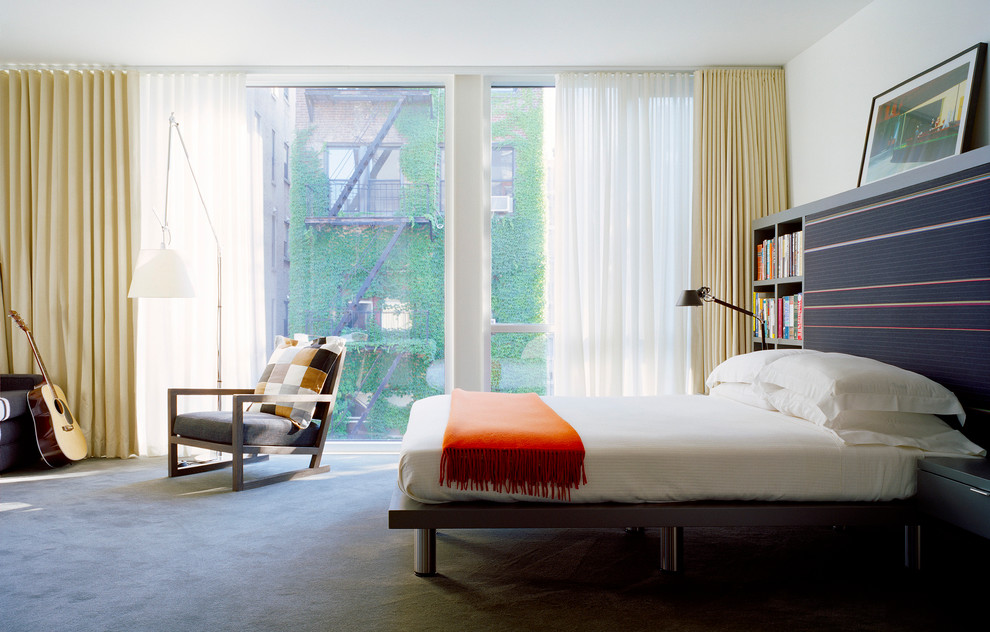 Идея дизайна: спальня в современном стиле с ковровым покрытием