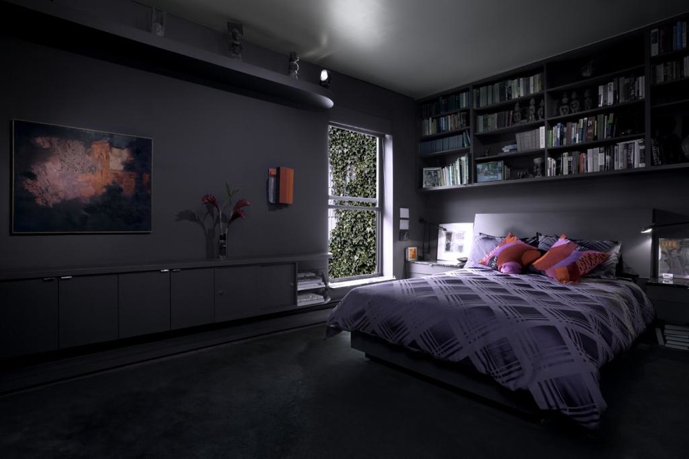 Cette photo montre une grande chambre tendance avec un mur gris et aucune cheminée.